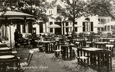125061 Gezicht op het terras van het café-restaurant Het Jagershuis (Woudenbergseweg 15) te Zeist.